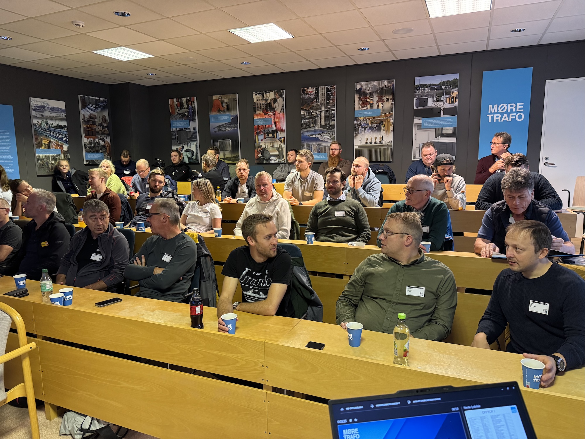 Samling i auditoriet hos Møre Trafo